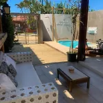Quarto de casal romântico com vista para o mar