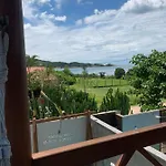 Quarto de casal romântico com vista para o mar