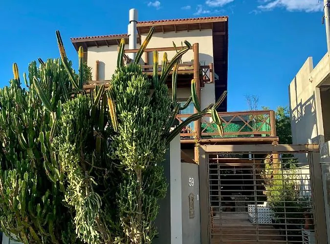 Quarto de casal romântico com vista para o mar